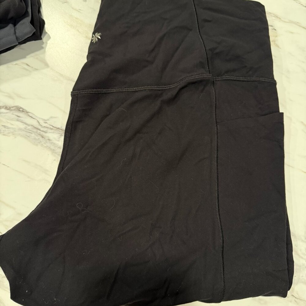 Athleta Black Salutation Stash Capri Leggings